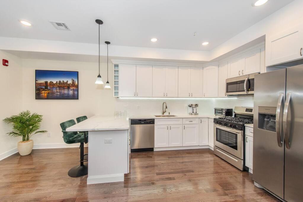 Stylish Chic Condo Nyc At Fingertips North Bergen Exterior photo