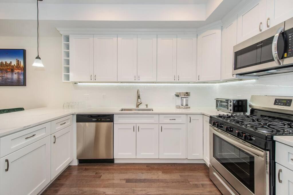 Stylish Chic Condo Nyc At Fingertips North Bergen Exterior photo